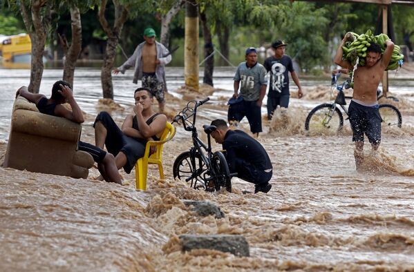 Pessoas em uma rua inundada em Honduras
 - Sputnik Brasil