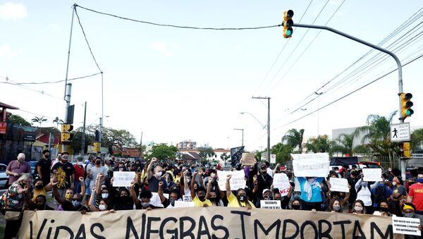 Moradores protestam contra o racismo, após João Alberto Silveira Freitas ser espancado até a morte por dois seguranças do Carrefour em Porto Alegre - Sputnik Brasil