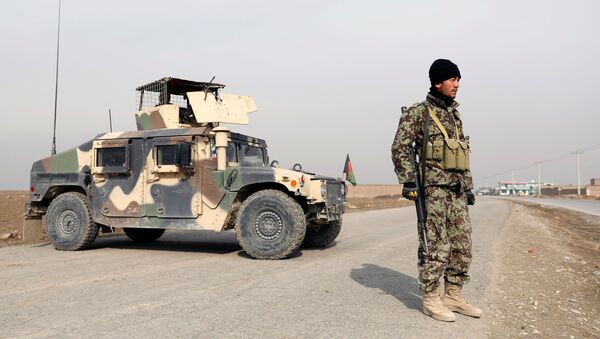 Militar do Afeganistão tomando guarda em posto de controle - Sputnik Brasil