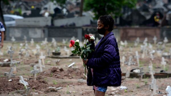 No Rio de Janeiro, uma mulher carrega flores no cemitério São Francisco Xavier no Dia de Finados, em meio à pandemia da COVID-19, em 2 de novembro de 2020 - Sputnik Brasil