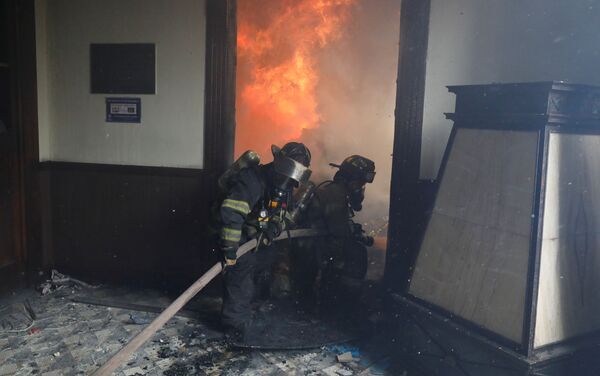 Bombeiros combatem incêndio na sede do Congresso da Guatemala - Sputnik Brasil