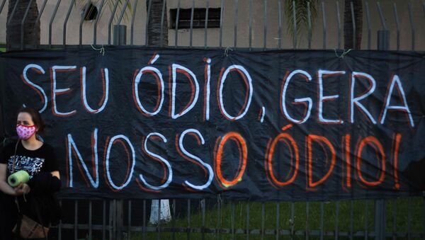 Manifestantes protestam contra a violência e o racismo em Porto Alegre, no Rio Grande do Sul, após o assassinato de João Alberto Freitas em um mercado da rede Carrefour - Sputnik Brasil
