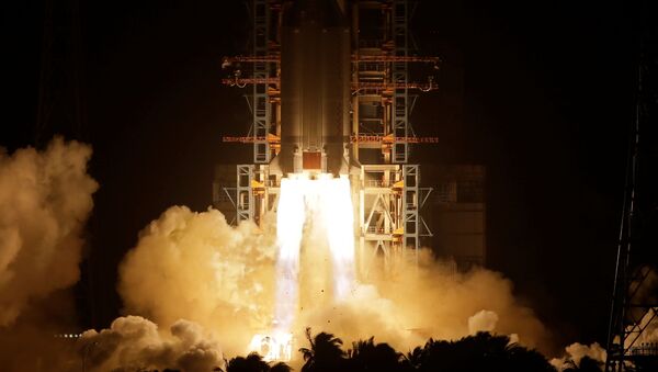 Foguete Long March-5 é lançado do Centro de Lançamento Espacial de Wenchang, na China - Sputnik Brasil