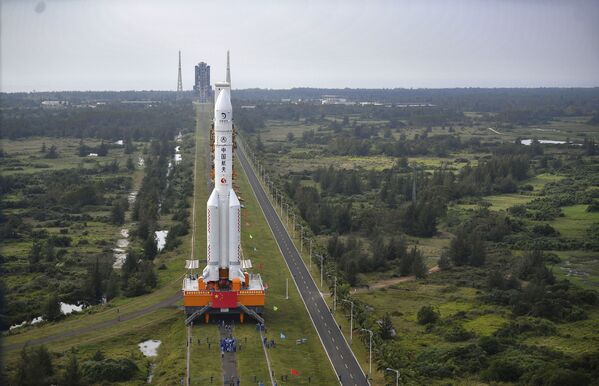 Preparativos para o lançamento do foguete portador Long March-5 da missão espacial lunar - Sputnik Brasil
