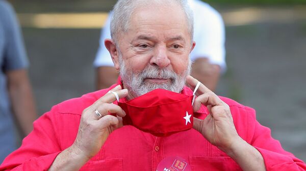 Ex-presidente Luiz Inácio Lula da Silva coloca máscara após votar nas eleições municipais em São Bernardo do Campo, Brasil, 15 de novembro de 2020 - Sputnik Brasil