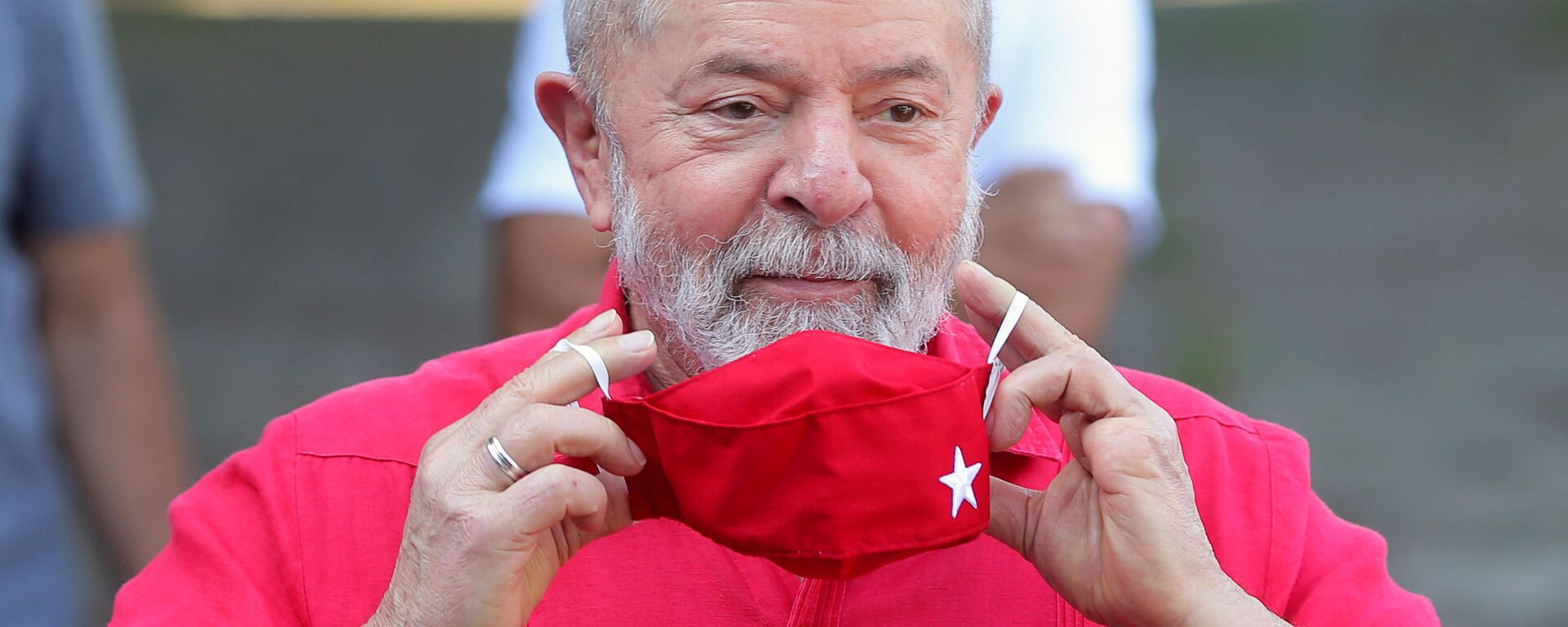 Ex-presidente Luiz Inácio Lula da Silva coloca máscara após votar nas eleições municipais em São Bernardo do Campo, Brasil, 15 de novembro de 2020 - Sputnik Brasil, 1920, 27.07.2021