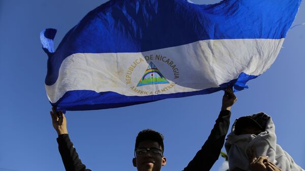 Homem segura bandeira da Nicarágua - Sputnik Brasil