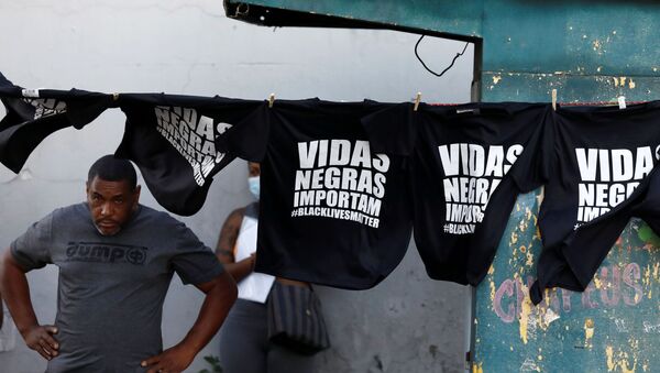 Comerciante vende camisetas durante protestos em repúdio ao assassinato de João Alberto Silveira Freitas, em Porto Alegre, 23 de novembro de 2020 - Sputnik Brasil