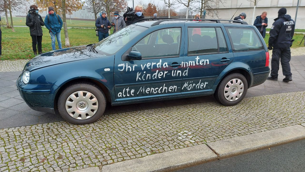 Carro com inscrição malditos assassinos de crianças e idosos se choca com portão da Chancelaria da Alemanha em Berlim em 25 de novembro de 2020 - Sputnik Brasil