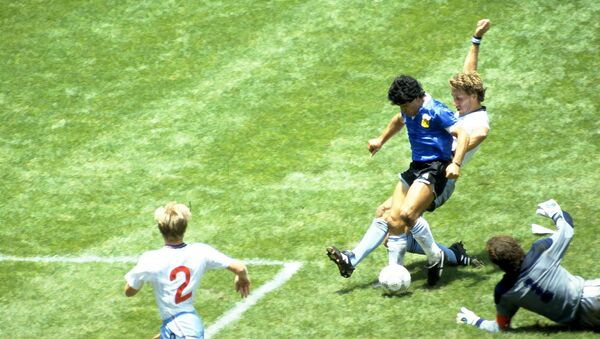 Diego Armando Maradona dribla ingleses para marcar o gol do século na Copa do Mundo de 1986. - Sputnik Brasil