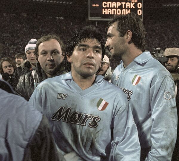 O craque argentino Diego Maradona após uma partida entre o seu clube, Napoli, e o Spartak Moscou em 1990 - Sputnik Brasil