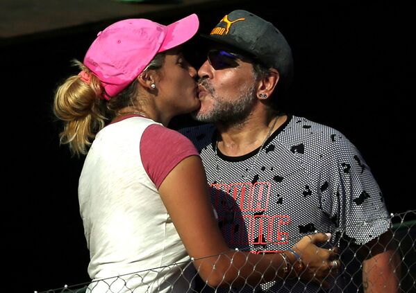 Diego Maradona com sua então namorada, Rocío Oliva, durante confronto entre Argentina e Itália pela Copa Davis, de tênis, no Parque Sarmiento - Sputnik Brasil