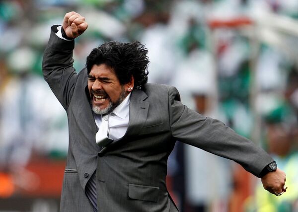 Na Copa do Mundo de 2010, Maradona, então treinador da Argentina, festeja após o gol da vitória, por 1 a 0, sobre a Nigéria, pelo grupo B do torneio, marcado pelo zagueiro Gabriel Heinze - Sputnik Brasil