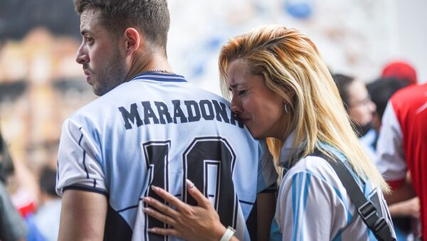 Fãs lamentam a morte de Diego Maradona na Argentina. - Sputnik Brasil