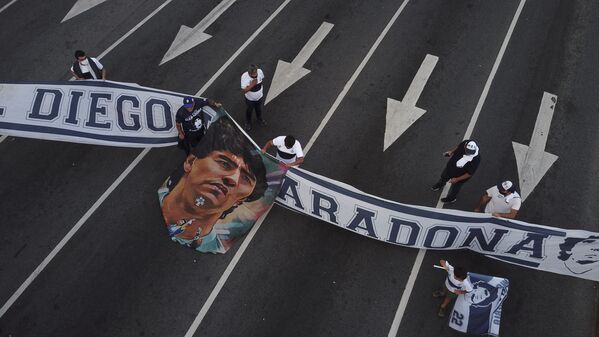 Fãs com faixa durante o luto pela morte de Diego Maradona. - Sputnik Brasil
