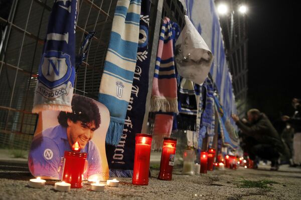 Velas junto ao Estádio San Paolo, na Itália, durante o luto por Diego Maradona. - Sputnik Brasil