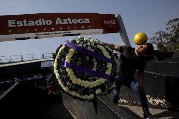 Fã ao lado de uma coroa de flores, no México, nos dias de luto por Diego Maradona no país. - Sputnik Brasil