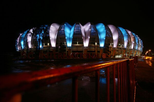 Estádio Beira-Rio exibe cores da bandeira argentina em homenagem a Diego Maradona no Brasil. - Sputnik Brasil