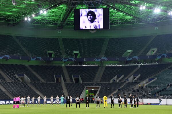 Minuto de silêncio pela morte de Diego Maradona durante jogo de futebol na Alemanha. - Sputnik Brasil