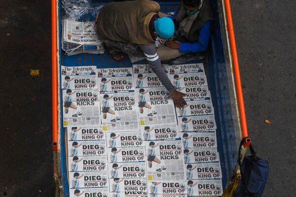 Venda de jornais na Índia com capas sobre a morte de Diego Maradona. - Sputnik Brasil
