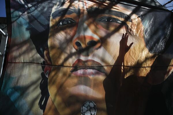 Retrato de Diego Maradona ao lado de hospital na Argentina. - Sputnik Brasil