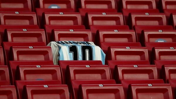 Camiseta com nome de Maradona é vista em estádio de futebol em Madri, Espanha, 25 de novembro de 2020  - Sputnik Brasil