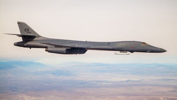 Um bombardeiro B-1B Lancer com um míssil JASSM voou sobre a Base Aérea de Edwards, Califórnia - Sputnik Brasil