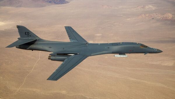 Um bombardeiro B-1B Lancer com um míssil JASSM voou sobre a Base Aérea de Edwards, Califórnia - Sputnik Brasil