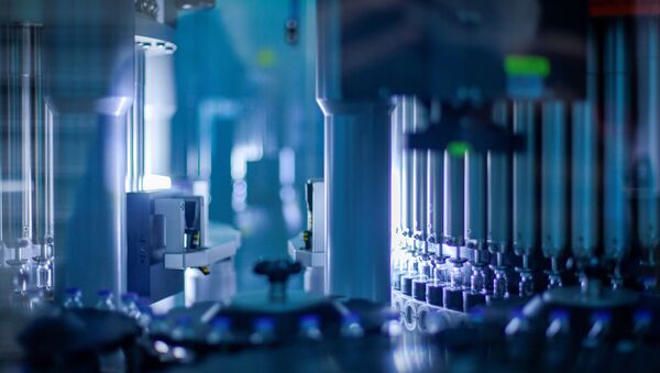 Frascos da vacina BNT162b2 são inspecionados em uma fábrica da Pfizer em Kalamazoo, Michigan. - Sputnik Brasil
