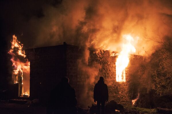 Moradores locais ao lado de casa em chamas no povoado de Karegah, Azerbaijão - Sputnik Brasil