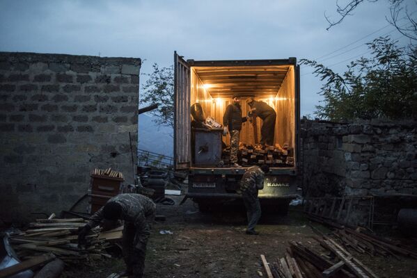 Moradores locais carregam seus pertences em caminhão no povoado de Karegah, Azerbaijão - Sputnik Brasil