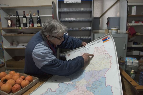 Homem mostra mapa em loja da cidade de Lachin, Azerbaijão. - Sputnik Brasil