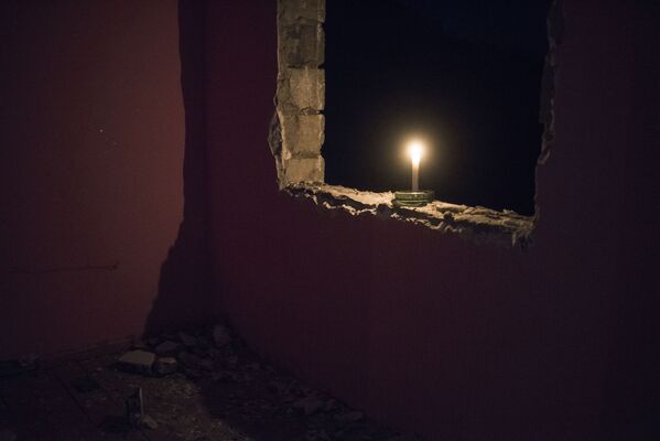 Vela na janela de uma casa no povoado de Karegah, Azerbaijão. - Sputnik Brasil