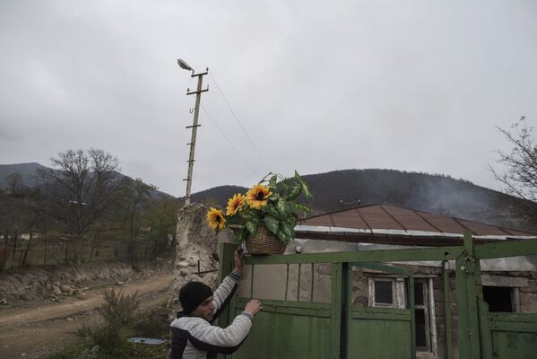 Homem no povoado de Karegah, Azerbaijão - Sputnik Brasil