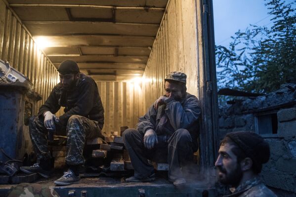 Moradores locais descansam durante o carregamento de pertences em caminhão no povoado de Karegah, Azerbaijão - Sputnik Brasil