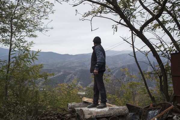 Homem olha para as montanhas perto de sua casa no povoado de Karegah, Azerbaijão - Sputnik Brasil