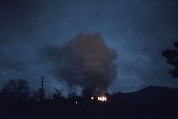 Casa ardendo no povoado de Karegah, Azerbaijão - Sputnik Brasil