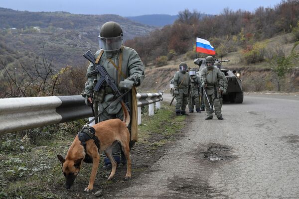 Forças de paz da Rússia chegam na região de Nagorno-Karabakh - Sputnik Brasil