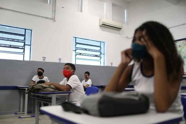 No Rio de Janeiro, alunos de escola com máscaras para se protegerem da COVID-19 assistem a aula, em 24 de novembro - Sputnik Brasil