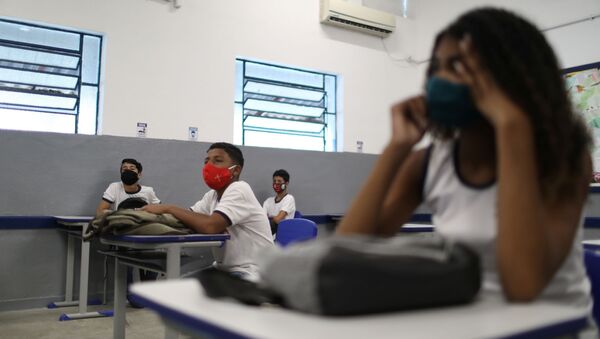 No Rio de Janeiro, alunos de escola com máscaras para se protegerem da COVID-19 assistem a aula, em 24 de novembro - Sputnik Brasil