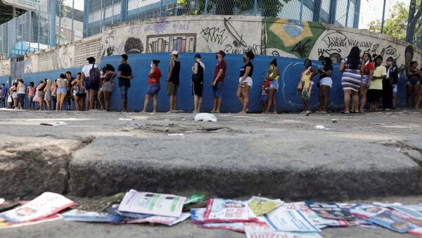 Eleitores esperam em fila para votar no Complexo do Alemão, no Rio de Janeiro - Sputnik Brasil