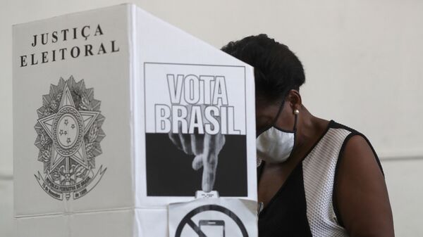 Mulher vota em São Bernardo do Campo, em São Paulo, no primeiro turno das eleições municipais no Brasil - Sputnik Brasil