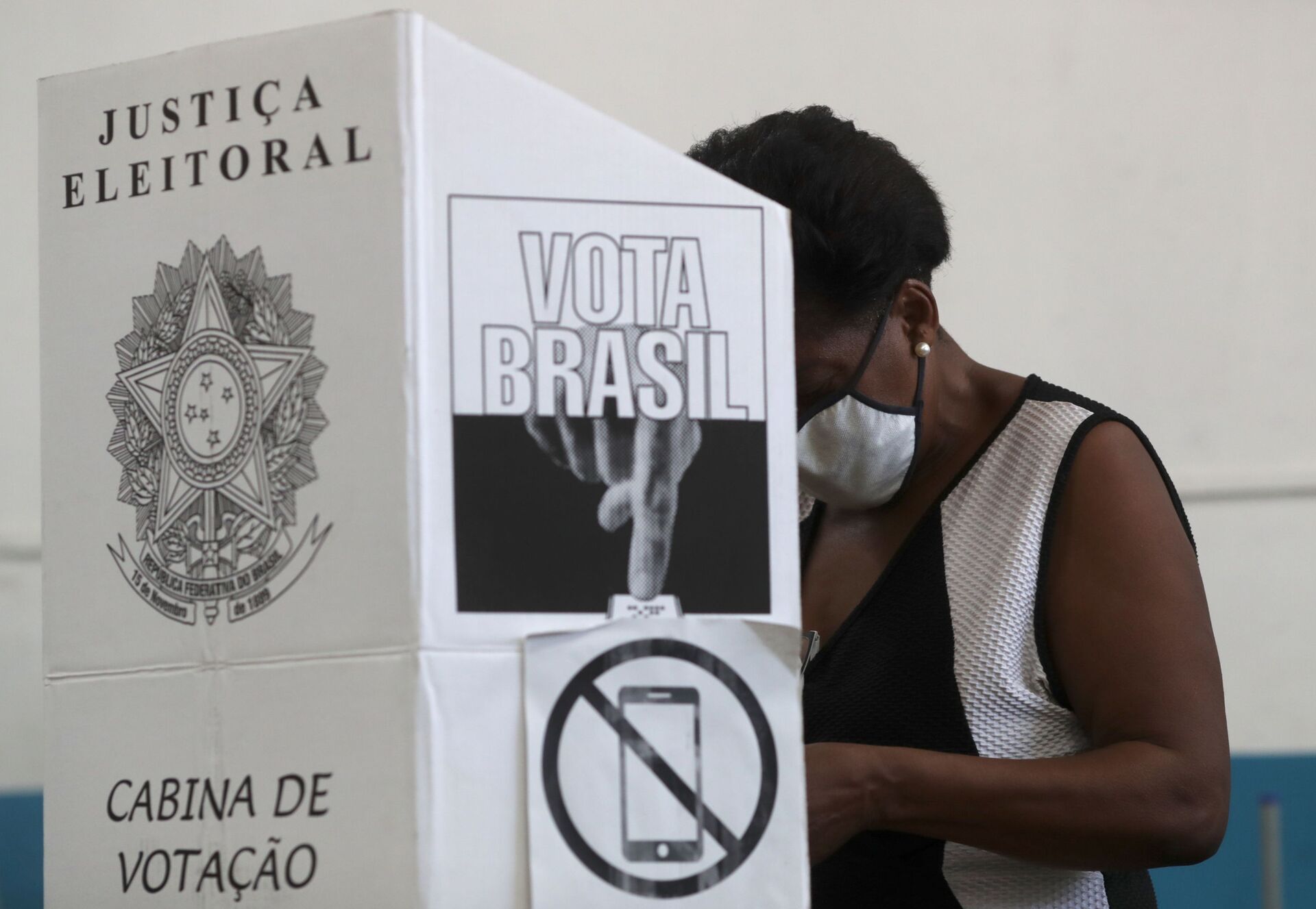 Mulher vota em São Bernardo do Campo, em São Paulo, no primeiro turno das eleições municipais no Brasil - Sputnik Brasil, 1920, 25.07.2022