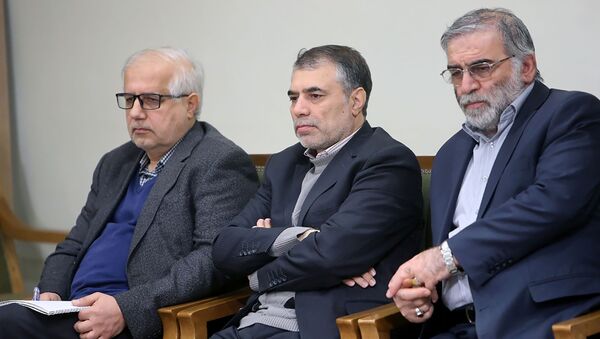 Cientista nuclear iraniano Mohsen Fakhrizadeh-Mahabadi à direita - Sputnik Brasil