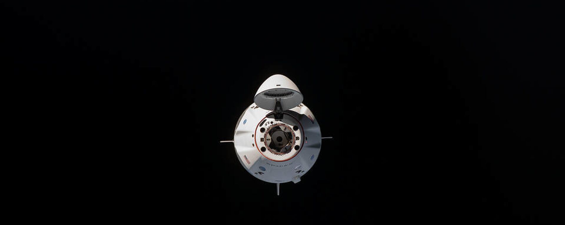 Em 16 de novembro, o foguete SpaceX Crew Dragon chegou à Estação Espacial Internacional para acoplamento, carregando os astronautas da NASA Michael Hopkins, Victor Glover e Shannon Walker e o astronauta da Agência de Exploração Aeroespacial do Japão Soichi Noguchi. Na imagem a nave espacial Crew Dragon está se aproximando da estação espacial, tendo acoplado à 01h01 no horário de Brasília - Sputnik Brasil, 1920, 27.04.2021