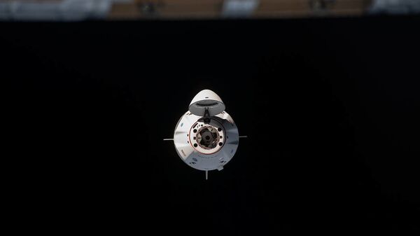 Em 16 de novembro, o foguete SpaceX Crew Dragon chegou à Estação Espacial Internacional para acoplamento, carregando os astronautas da NASA Michael Hopkins, Victor Glover e Shannon Walker e o astronauta da Agência de Exploração Aeroespacial do Japão Soichi Noguchi. Na imagem a nave espacial Crew Dragon está se aproximando da estação espacial, tendo acoplado à 01h01 no horário de Brasília - Sputnik Brasil