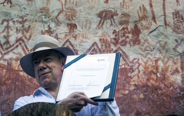 Ex-presidente da Colômbia  Juan Manuel Santos mostra pinturas rupestres no Parque Nacional Chiribiquete, Colômbia - Sputnik Brasil