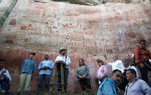 Ex-presidente da Colômbia  Juan Manuel Santos mostra pinturas rupestres no Parque Nacional Chiribiquete, Colômbia - Sputnik Brasil