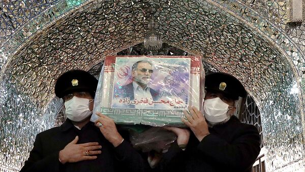 Funcionários da mesquita de Imam Reza carregam o caixão do físico nuclear iraniano Mohsen Fakhrizadeh, em Mashhad, Irã, 29 de novembro de 2020  - Sputnik Brasil
