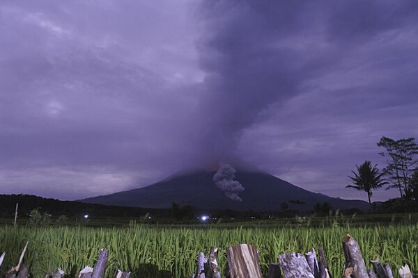 Materiais vulcânicos são expelidos da cratera do Monte Semeru em Lumajang, província da ilha de Java, Indonésia, no dia 1º de dezembro 2020 - Sputnik Brasil